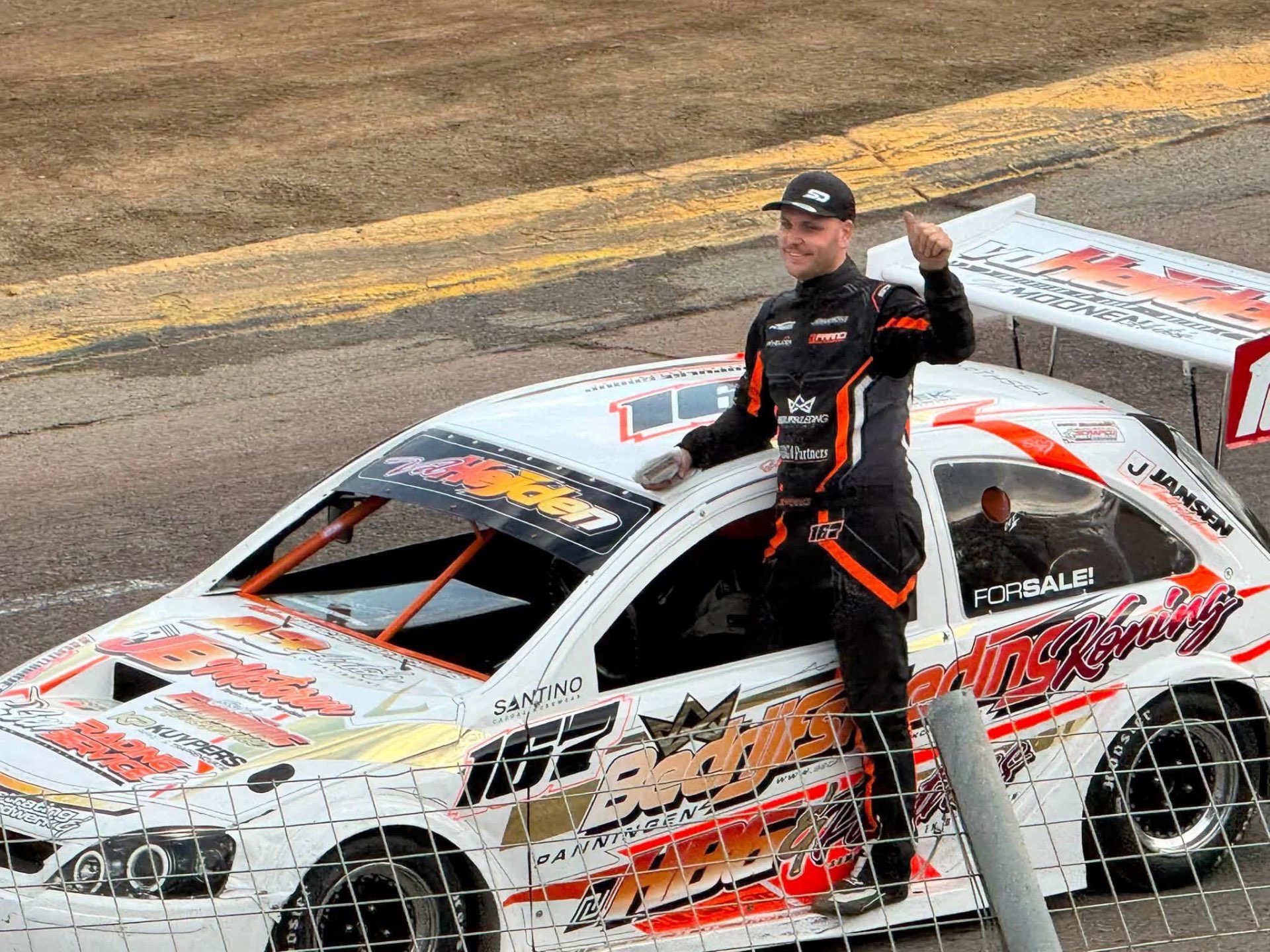 Sander van der Heijden na overwinning met de 2 Litre Hotrod van Franci Motorsport